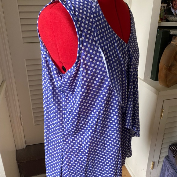 FRESH Ladies top blue and white polka dot XL Sleeveless fun top with ruffle - Picture 3 of 6